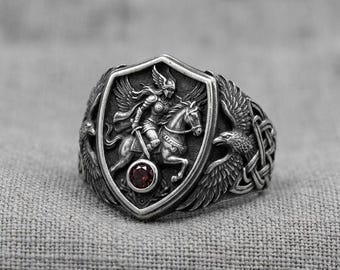 Anillo con escudo de valquiria, plata, piedra roja, águila nórdica, estilo medieval.
