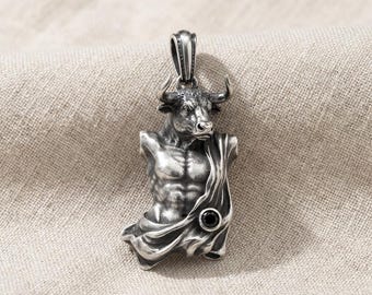 Collar con colgante de cabeza de toro, dije del zodíaco Tauro de plata con detalle de piedra negra.