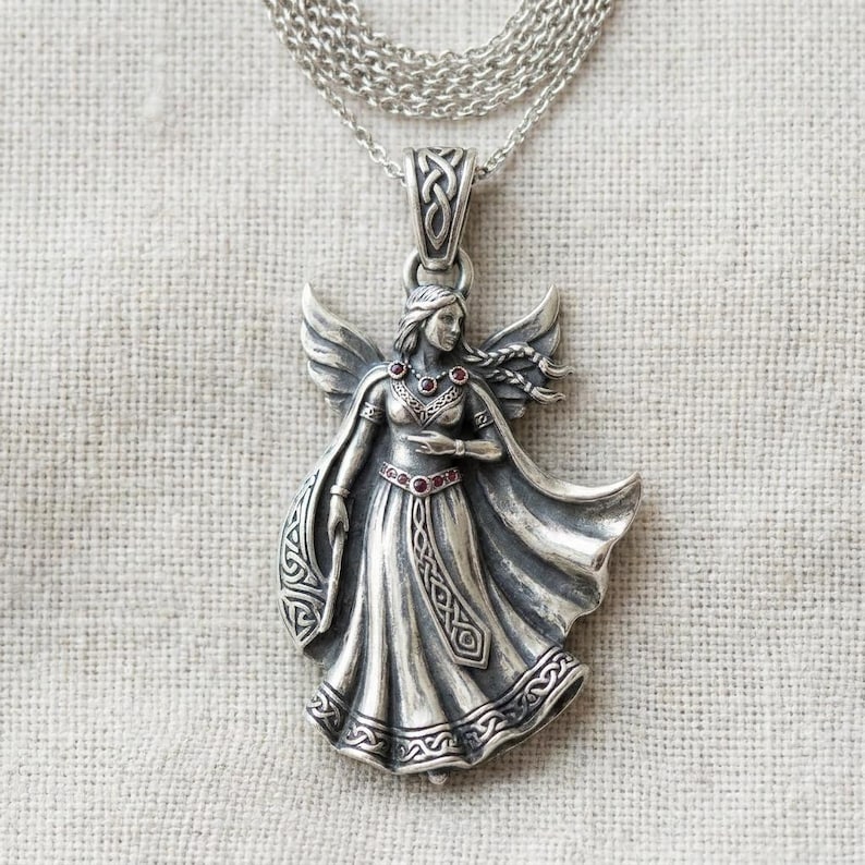 Halsband med hänge i silverfärgad ängel, keltisk bevingad figurberlock med röda stenar bild 3
