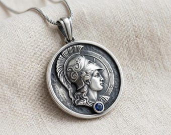 Collar con colgante de moneda de Atenea en plata con medallón de piedra azul de la diosa romana.