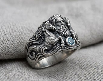 Anillo de plata Poseidón Sirena con piedra azul, diseño inspirado en la mitología oceánica.