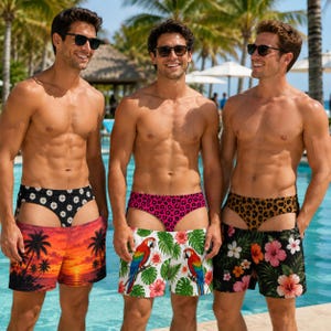 Può includere: Tre costumi da bagno con motivi distinti: uno con stampa di palme al tramonto, uno con design di pappagalli e foglie tropicali e uno con stampa di fiori di ibisco. Ogni paio include uno slip interno con un motivo a contrasto.