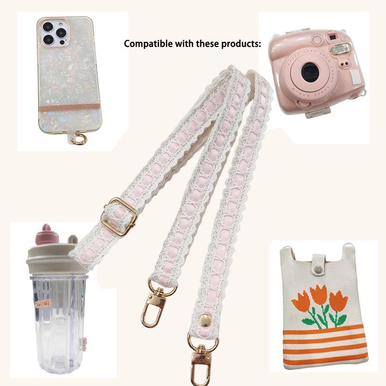 Op de afbeelding: Een witte en roze kanten band met goudkleurige hardware, afgebeeld met een roze instant camera, een telefoonhoesje, een waterfles en een kleine tas met een bloemenontwerp. De tekst "Compatible with these products:" is zichtbaar.