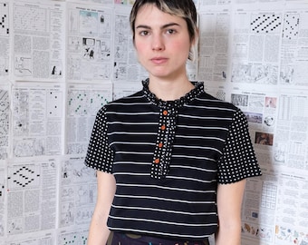 Maglia serafino in cotone a righe, collo ruches, maniche corte [Melrose Blouse/black Stripes]