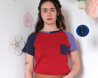 T-shirt a costine, maglietta patchwork in cotone rosso, viola e blu [Brasilia shirt/patchwork red]