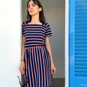 Kortärmad kungblå randig vintageklänning i bomull med rutor [Porto-klänning/blå ränder]