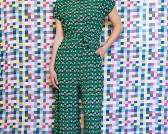 Mono vintage hecho a mano de viscosa verde con cuello mandarín, botones y cinturón [Mono Tulum/Verde años 60]