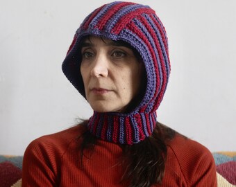 Prêt à être expédié ! Cagoule rayée faite main en laine au crochet [violet et rouge bordeaux]