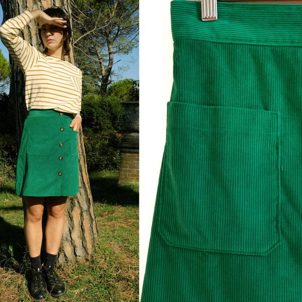 Gonna svasata in velluto a costine verde brillante con bottoni frontali, tasche [Madrid Skirt/Kelley Green]