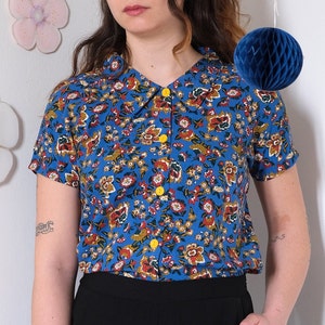 Edizione limitata Camicia in viscosa con colletto a fiori blu elettrico, maniche corte Sonora blouse/electric flowers immagine 2