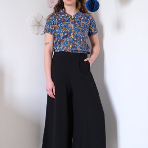 Beperkte editie Viscose elektrisch blauw overhemd met bloemenkraag, korte mouwen Sonora blouse/elektrische bloemen afbeelding 4