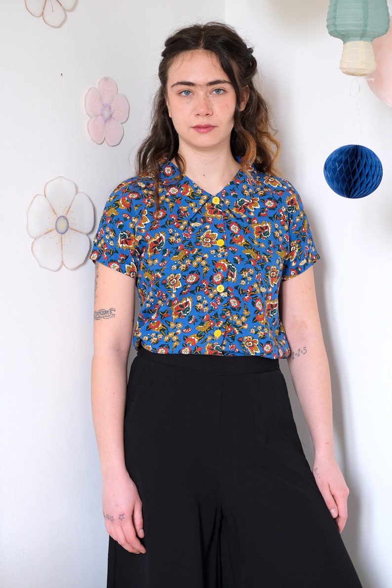 Beperkte editie Viscose elektrisch blauw overhemd met bloemenkraag, korte mouwen Sonora blouse/elektrische bloemen afbeelding 1