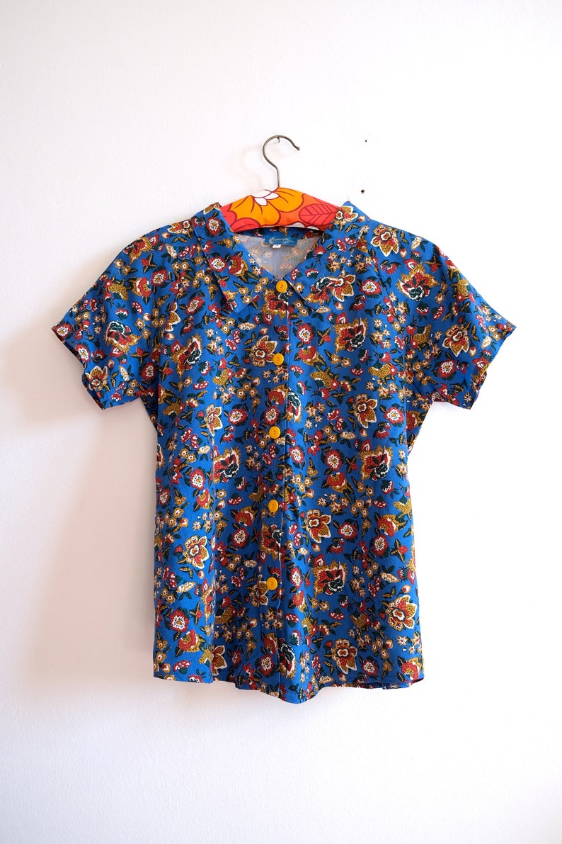Beperkte editie Viscose elektrisch blauw overhemd met bloemenkraag, korte mouwen Sonora blouse/elektrische bloemen afbeelding 5