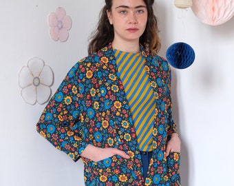 Cárdigan de kimono de viscosa hecho a mano con bolsillos [Kimono-Cardy/flores en azul]