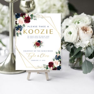 Bord bordeauxrode bloemen Koozies: marineblauw lettertype, Marsala Blooms (doe-het-zelf afdrukbaar)