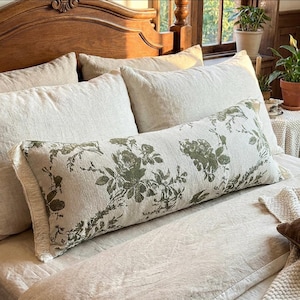 Cojín lumbar extralargo: estampado floral en verde salvia con ribete de estilo vintage.