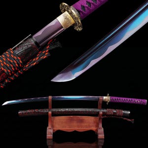 Épée de samouraï, manche en ito violet, lame trempée bleu-violet, saya rouge noir