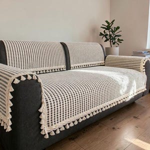 Lyxigt sofföverdrag med tofsar | Boho soffpläd | Virkat överdrag | Neutralt soffskydd | Mysig vardagsrumsinredning
