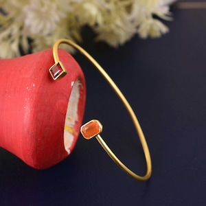 Armband med röd granat och karneol i guld, öppet armband med minimalistisk ädelsten, elegant justerbart handledssmycke, present till henne