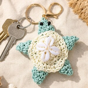 Handcrafted Sea Turtle Keychain for Ocean Enthusiasts, Decorative Raffia Charm with Shell Flower Keepsake
