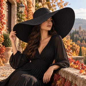 Puede incluir: Un sombrero de paja negro de ala ancha con copa circular y patrón trenzado texturizado, combinado con un vestido negro de manga larga con escote en V profundo, cintura ajustada y mangas de tela fluida y semitransparente fruncidas en las muñecas.