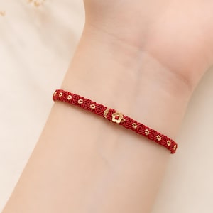 Pulsera de hilo rojo de la suerte con dije de flor dorada, joyería Feng Shui para la buena suerte diaria.