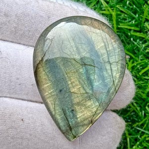 Grön Flash Labradorit Cabochon: Päronformad lös ädelsten, 69 karat