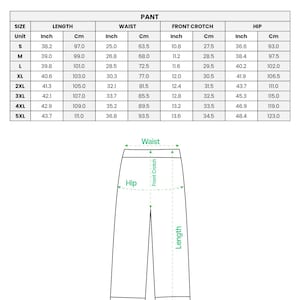 Op de afbeelding: Maattabel voor een satijnen pyjamabroek met all-over print. Maten vari&euml;rend van S tot 5XL, metingen in inches en cm voor lengte, taille, kruis en heup. De tekst "ALL-OVER PRINT SATIN PAJAMAS SET (NO POCKET)" staat bovenaan.