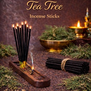 Könnte beinhalten: Brennende Teebaum-Räucherstäbchen mit dem Text "Redolence - Natural Fragrance" und "Tea Tree Incense Sticks". Die Stäbchen befinden sich in einem Holzhalter, mit einem Bündel unangezündeter Stäbchen im Hintergrund.
