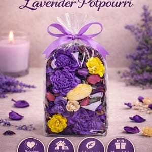 Può includere: Un sacchetto trasparente pieno di pot-pourri alla lavanda, con fiori secchi viola e gialli. Il sacchetto è legato con un nastro viola. Il testo sull'immagine recita "Redolence Natural Fragrance Lavender Potpourri".
