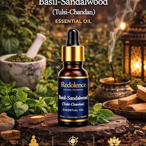 Può includere: Una bottiglia di vetro ambrato scuro di olio essenziale di Basilico-Sandalo con un contagocce nero e un tappo dorato. L'etichetta recita "Redolence" ed elenca gli ingredienti dell'olio. L'immagine include testo che promuove il relax, la concentrazione e la chiarezza.