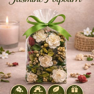 Op de afbeelding: Een doorzichtige zak met Jasmijn Potpourri, vastgebonden met een groen lint. De potpourri bevat crèmekleurige roosvormige bloemen, groene bladeren en rode bessen. De tekst op de zak luidt "Redolence Natural Fragrance Jasmine Potpourri."