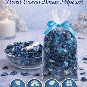 Könnte beinhalten: Ein klarer Beutel mit blauem und türkisem Potpourri, der mit einem hellblauen Band gebunden ist. Eine Glasschale mit Potpourri und eine brennende Kerze sind ebenfalls zu sehen. Der Text auf dem Bild lautet "Redolence Natural Fragrance Floral Ocean Breeze Potpourri".