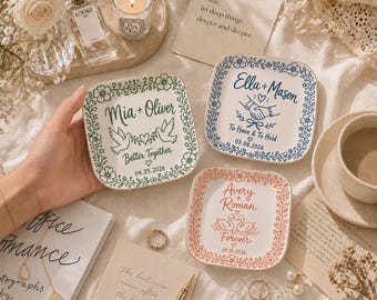 Bandeja personalizada para anillos de boda, joyero con nombres de pareja personalizados, soporte floral para anillos, regalo de compromiso para la futura novia.