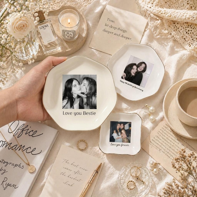 Puede incluir: Varios platos de cer&aacute;mica blanca con bordes dorados, cada uno con una fotograf&iacute;a. Uno dice "Love you Bestie", otro "Happy 10th Wedding Anniversary" y un tercero "Love you forever". La escena incluye una vela, perfume y joyas.