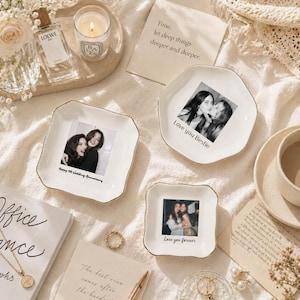 Puede incluir: Platos de cer&aacute;mica blanca para baratijas con bordes dorados, cada uno con una foto en blanco y negro y texto. Uno dice "Love you Bestie", otro "Love you forever" y un tercero "Happy 5th Wedding Anniversary". Los platos est&aacute;n sobre una superficie color crema.