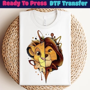 Op de afbeelding: Wit T-shirt met een kleurrijke afbeelding van Simba uit The Lion King. Het ontwerp is in tweeën gedeeld en toont twee kanten van Simba's gezicht. De tekst "Ready To Press DTF Transfer" staat bovenaan.