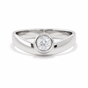 Anillo minimalista solitario con engaste biselado, plata de ley 925, delicado anillo de compromiso, regalo para ella.