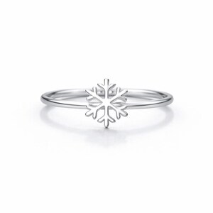 Puede incluir: Un anillo plateado con un diseño de copo de nieve. El anillo tiene una banda delgada y un dije de copo de nieve detallado. El copo de nieve es un diseño calado delicado, perfecto para el invierno o las fiestas.