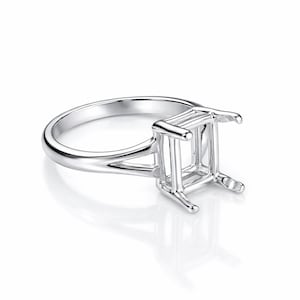 Puede incluir: Engaste de anillo plateado pulido con montura cuadrada para una gema. El anillo tiene un diseño clásico, ideal para un anillo de compromiso personalizado. Se muestra sobre un fondo blanco. El engaste está diseñado para una piedra de talla cuadrada.