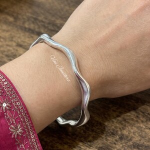 Bracciale ondulato in argento sterling 925, bracciale rigido organico a onda fatto a mano, bracciale aperto minimalista, gioiello impilabile, regalo per lei