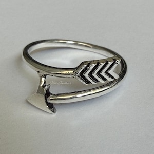 Anello a freccia in argento sterling, anello avvolgente minimalista a forma di freccia, anello aperto regolabile, gioiello boho a forma di freccia, anello impilabile, anello delicato in argento