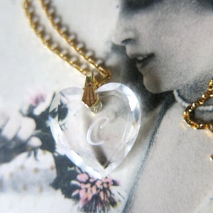 Colgante de corazón de cristal de stock sin usar Estilo victoriano de los años 70 Inicial C