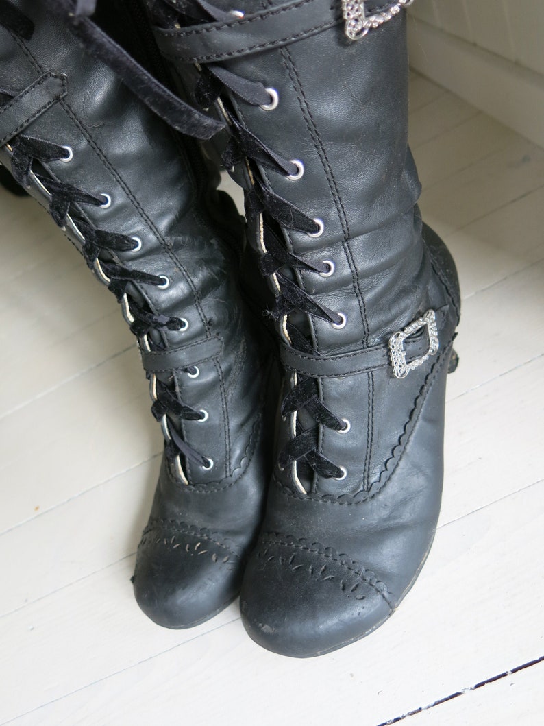 boots with velvet laces