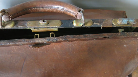 Large Antique Rustic Edwardian Leather Bag Doctor… - image 9