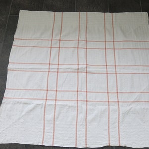 K&ouml;nnte beinhalten: Wei&szlig;e Tischdecke mit rotem Karomuster.