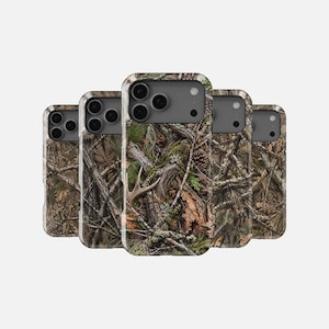 Pode incluir: Cinco capas para smartphone dispostas em fila, cada uma com um padrão detalhado de camuflagem florestal. O design apresenta uma cena realista de bosque com casca de árvore castanha, agulhas de pinheiro verdes, folhas secas, pinhas e uma galhada de veado.