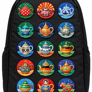 Könnte beinhalten: Schwarzer Rucksack mit einer Ansammlung farbenfroher, runder Aufnäher. Jeder Aufnäher zeigt ein einzigartiges, dekoratives Teekannen-Design. Die Teekannen variieren in Farbe und Stil, mit komplizierten Mustern und Details, was ein auffälliges Accessoire ergibt.