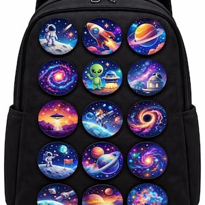Könnte beinhalten: Schwarzer Rucksack mit einer Sammlung farbenfroher, kreisförmiger Aufnäher mit Weltraum-Illustrationen. Die Aufnäher zeigen Astronauten, Planeten, Raketen, Galaxien und Außerirdische. Der Rucksack hat zwei Schultergurte und einen oberen Griff.