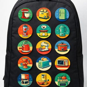 Puede incluir: Mochila negra con un patrón de ilustraciones circulares coloridas de electrodomésticos de cocina. Los electrodomésticos incluyen una batidora, una licuadora, una tostadora, un microondas y una cafetera. Las ilustraciones están sobre un fondo retro.